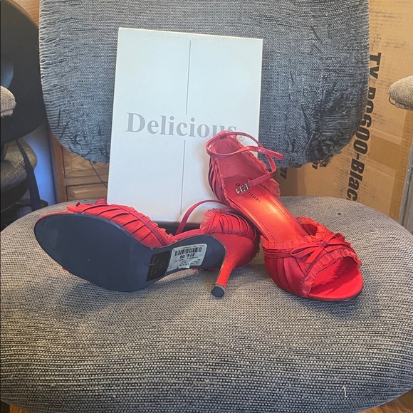 Delicious Vibrant Red Ruffle Sandals - Picture 2 of 4